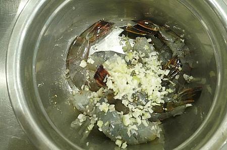 ５．エビに塩、胡椒少々とねぎの白い部分をまぶしておく。
