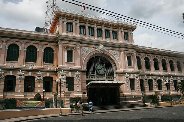 フランス統治時代に建てられた、ホーチミンの中央郵便局。