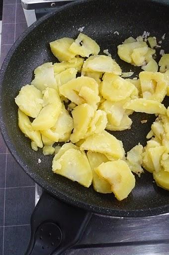 ３．フライパンに油を熱してニンニクと赤わけぎのみじん切りを炒めてからジャガイモを加えて炒める。\n\n\n