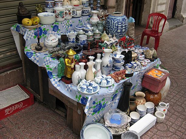 ベトナムや中国の古い骨董が並ぶこの通り。