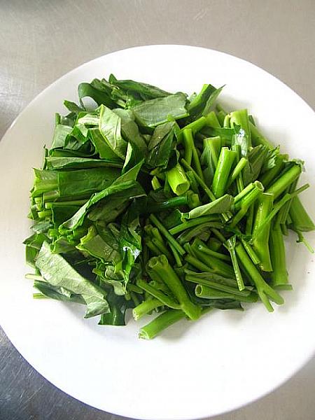 1．空芯菜を2-3cm幅に切る。