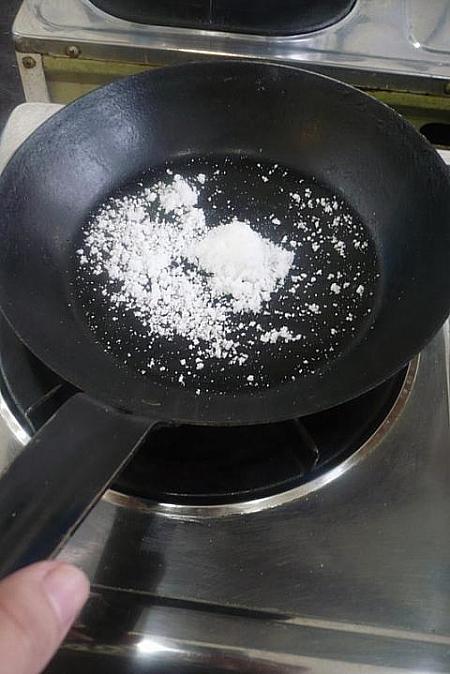２． 塩をフライパンで煎って水分をとばす。（煎り塩）