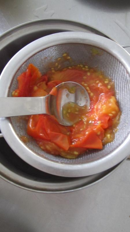 ７．トマトを漉して種と皮をのぞく。鍋に入れて火にかけて（６）から出た蒸し汁を加えて少し煮詰める。塩、砂糖、胡椒で味える