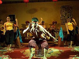 演目はさらに続きます。中でもセクシーなチャム族の衣装を着た踊り子たちの舞いには目を見張ります。