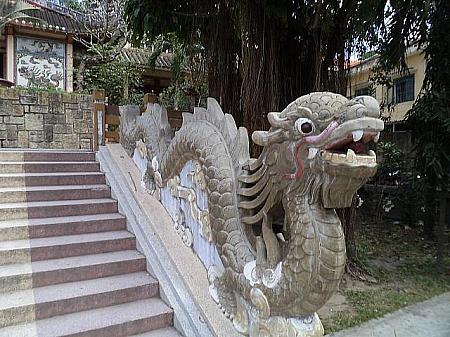 石段の脇にある龍の像。ベトナムではお馴染みですね。