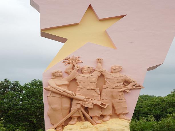 ベトナム解放戦争後に建てられた平和の象徴です。