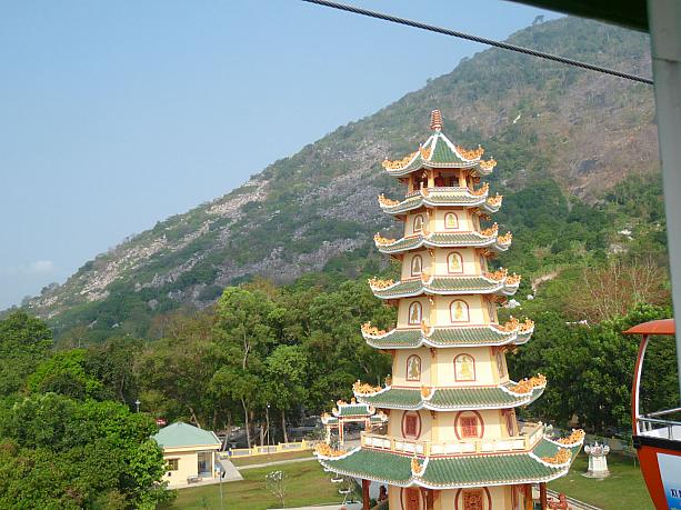 ベトナムで有名な仏教寺院。各地から信者の方が訪れます。
