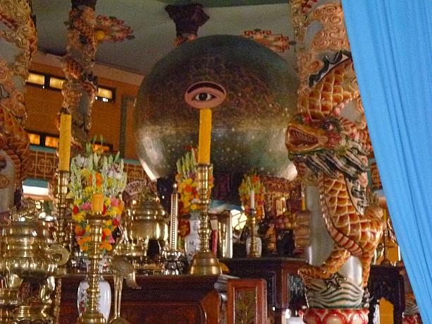 シンボルは大きな瞳です。こちら寺院はトラベルガイドブックにも掲載されている、タイニンで有名な観光スポットです。