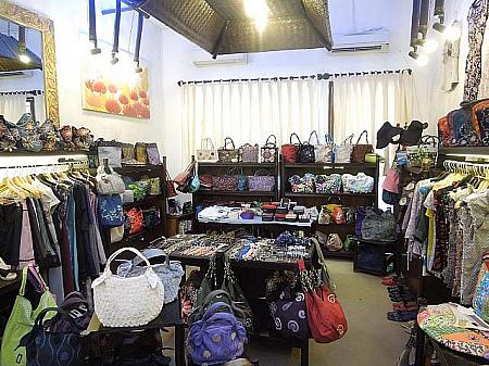 財布、置物、伝統工芸、バッグ、洋服と市場に並んでいる品はショップにも大抵揃っています