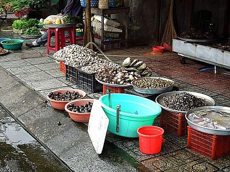 貝類は安く、どこでも食べられるのがホーチミンのいいところです。食べ過ぎには要注意