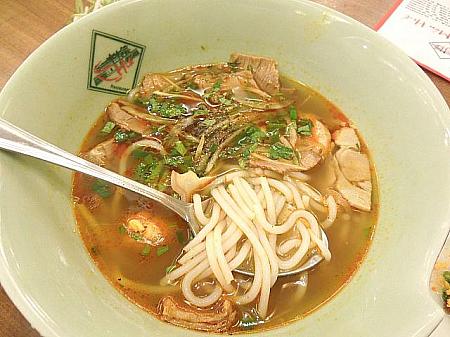 ブン・ボー・フエ(Bun Bo Hue)\nフエ料理の大定番。フォーよりも麺が太く丸いのが特徴。スープが濃く、うどんのような食感です