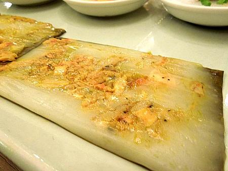 バインナム(Banh Nam)\nバナナの葉の上に米粉とタピオカをペースト状にして海老のでんぶを入れたもの
