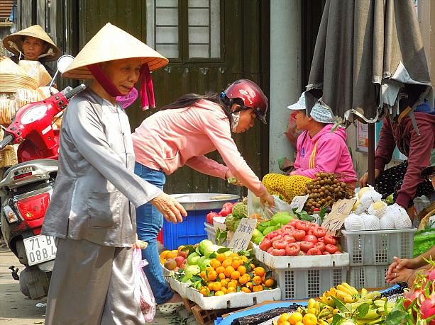 三角帽子のノンラーはベトナム土産の定番ですね
