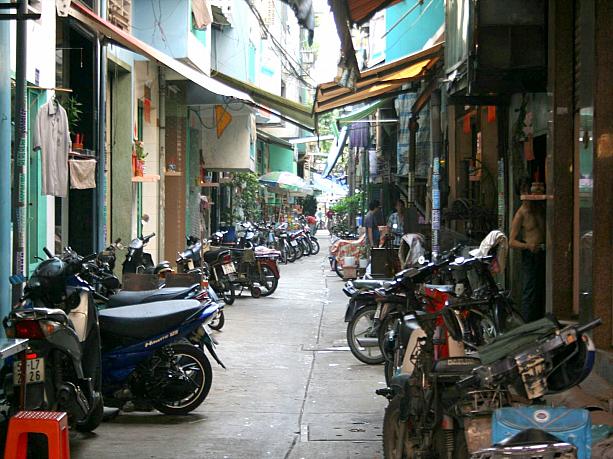 ヘムと呼ばれる路地。ベトナム人の生活臭が漂います