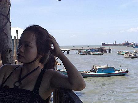 佇むベトナム人女性の背後にはブンタウの海が。のどかですね