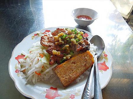 ご飯の上に惣菜がのっています。これがベトナム人の庶民派スタイルです