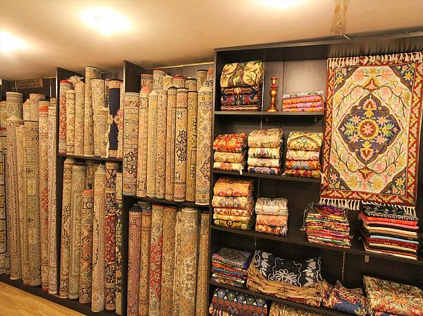 イランのペルシャ絨毯です。どれも高そう……