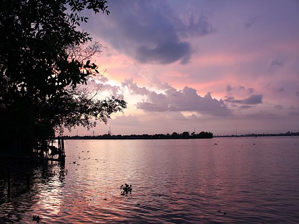 夕日がメコン川に沈む光景。感傷に浸れます