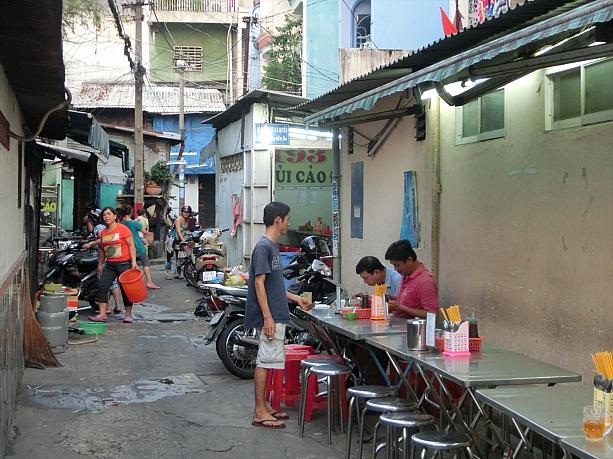 路地で食事をとるベトナム人も。異国の香りがしますね