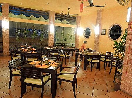 ベトナムの伝統建築を模したレストランもあります