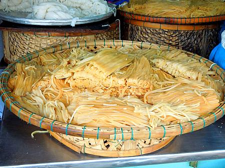 ホイアン市場ではカオラウに使う麺も売っています