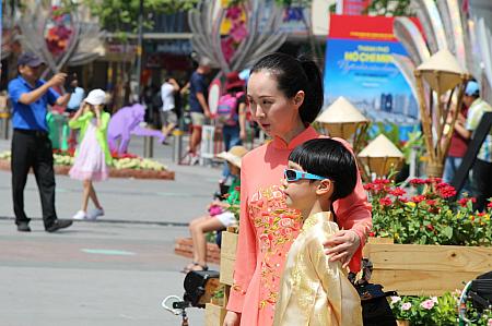 旧正月には多くのベトナム人がアオザイを着ます