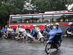 ベトナム人はみんな雨合羽を持参しています