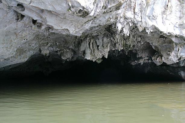 洞窟。タムコックは3つの洞窟という意味があります