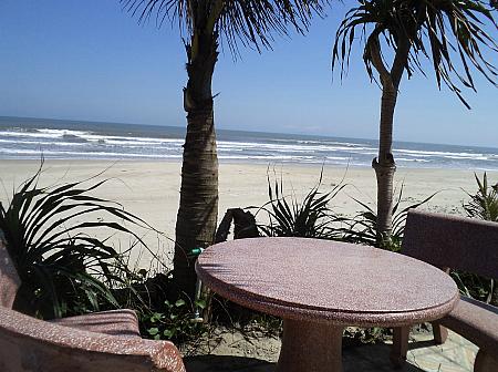 砂浜に営業しているカフェで一休み♪