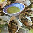 生牡蠣はワサビや青唐辛子のペーストに付けて食べます♪