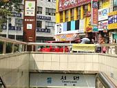 地下鉄１・２号線ソミョン（西面・Seomyeon）駅で下車。１号線は４番出口、２号線は６番出口を利用。外に出ると４番出口と６番出口が向かいあっています。