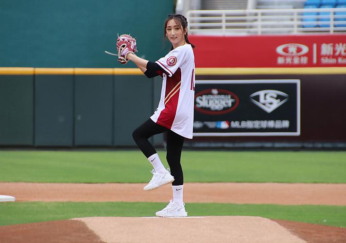 台湾プロ野球】楽天モンキーズホームゲームの始球式に柯佳嬿