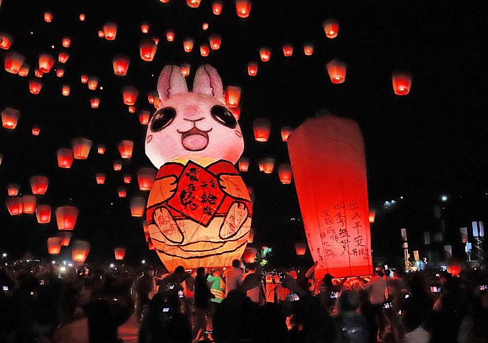 新北市平渓スカイランタンフェスティバル】卯年の元宵節(小正月)はうさ