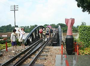 カンチャナブリ日帰り観光 泰面鉄道乗車とナコンパトム大仏塔 バンコクナビ