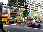 5.	麼地廣場（Mody Square）の突き当たりのビルがお店のある半島中心のビルです。