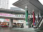 3. ガラスのドアから出ると左にエスカレーターがみえます。それを上がって下さい。