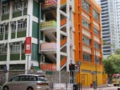 2. 3ブロック歩くと、洗衣街（Sai Yee Street）の交差点にきます。斜め前にオレンジ色の建物（中大東華社区書院）が見えたら角を右に曲がります。