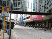 3. 突き当たりまで進むと廣東道(Canton ROad)にぶつかりますので、左に曲がります。