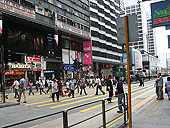 2 横に弥敦道（Nathan Road）が見えますので、左斜め前の横断歩道を渡って反対側に行き、右に20mほど進みますと、ホテルに着きます。