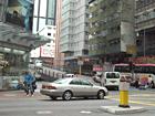3. 最初の大きな交差点が駱克道と韮林明道（Fleming Road）。交差点を海側に渡って、左手がホテル。