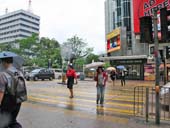 大きな交差店を向かい側に渡ります。