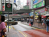 MTR港島線、銅鑼湾（Causeway Bay）駅から徒歩約7分。 A出口を出て右手前方に進むと角に高架が見えます。