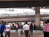 高架下を渡りきると堅拿道西（Canal Road West）に面します。
