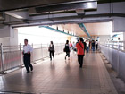②尖沙咀東へは陸橋でつながっています
