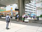4.横断歩道が見えたら、右へ渡り、そのまままっすぐ100メートルほどで右にあります。<
