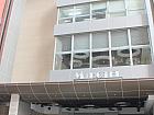 100メートルほどで右にあります。徒歩約3分