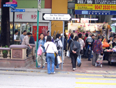 3.3本目にぶつかる通り、洗衣街(Sai Yee ST.)で左折。右側１本目の道が花墟道。