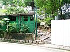 住宅を出たら、すぐ上の丘に見えます。入口はちょっとこの細い道を上がってください。