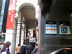 MTRセントラル（中環）駅下車、D1出口を出たら右へ。