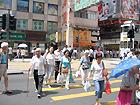 2. A3出口を出て正面の道、荘士敦道（Johnston Road）の信号を渡って、右方向に約250ｍ歩きます。